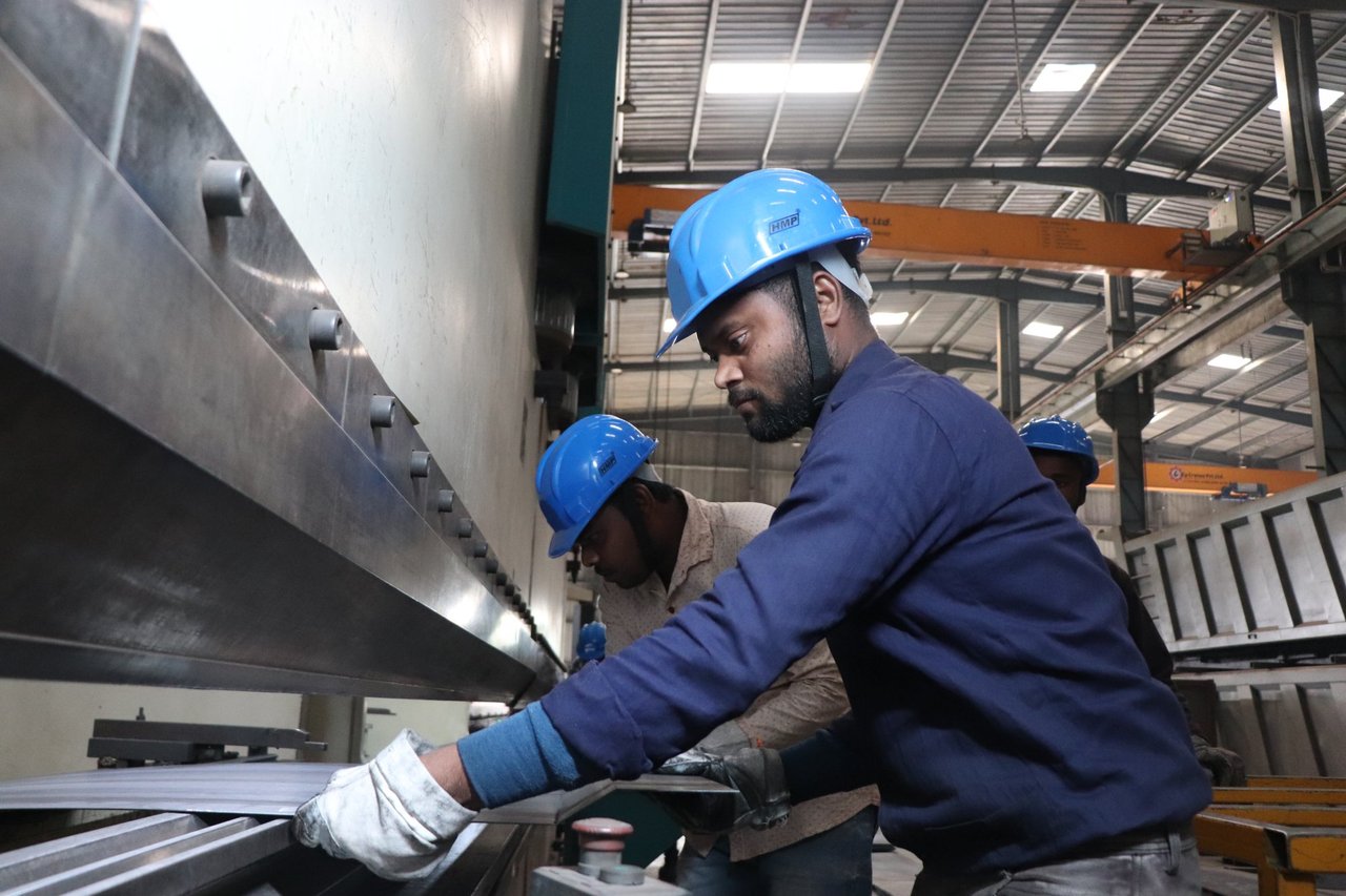 GoldLine Factory press brake steel bending team