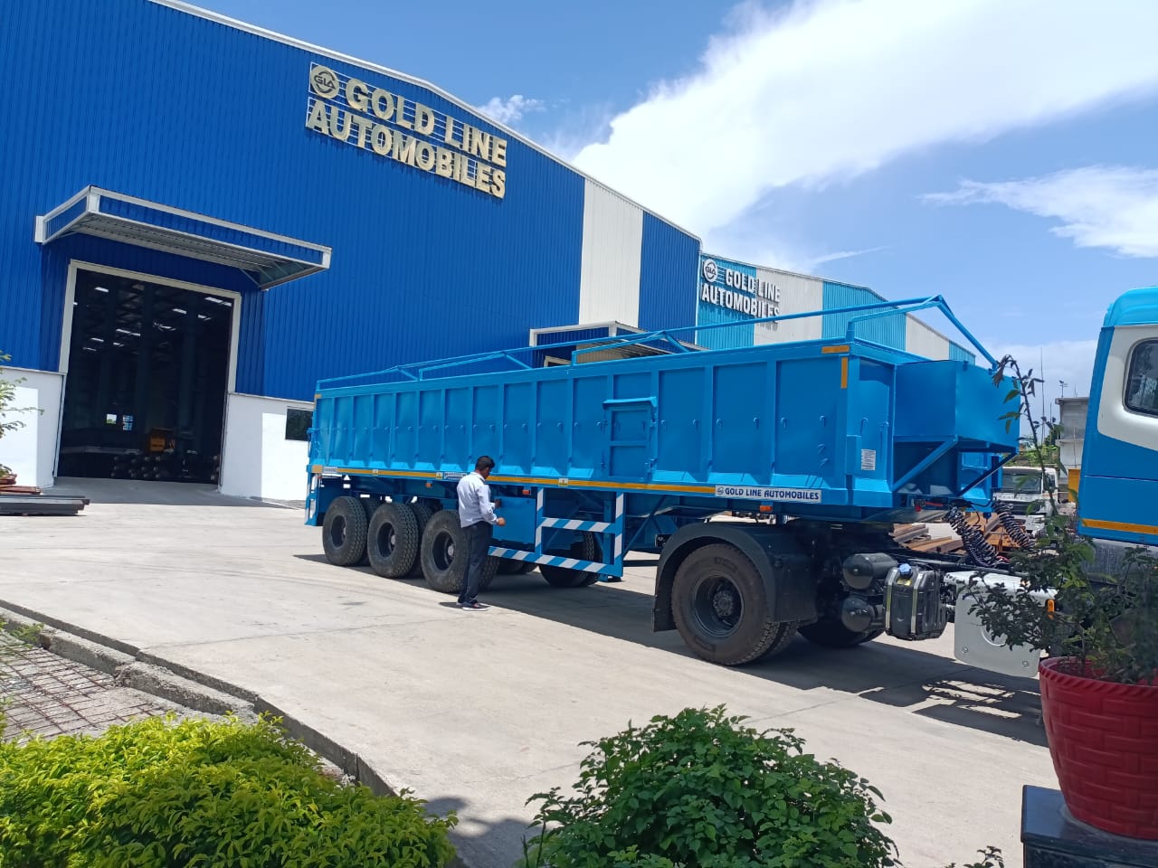 GoldLine Automobiles Box Sidewall Trailer at factory